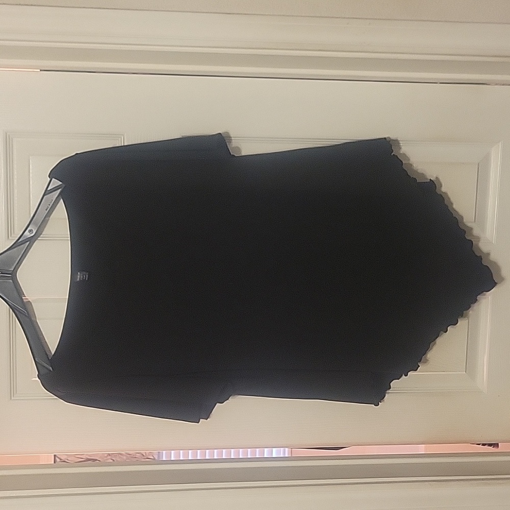 MAKE AN OFFER! Short Sleeve V Hemmed Top